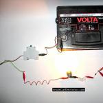 Hvordan lade et bilbatteri uten lader hjemme
